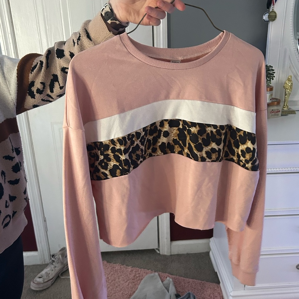 Really cute cropped long sleeve t shirt. Size 14Y and super cute with jeans.